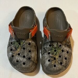 CROCS Unisex Mens 8, Women’s 10 Sandals - Realtree Camo and Orange